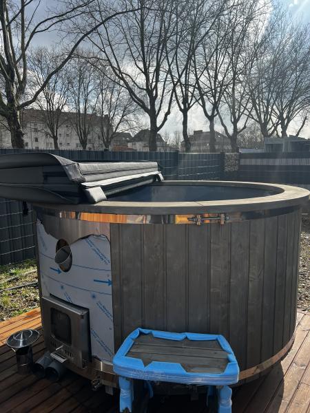 Hot Tub 200cm Fiberglass mit Holzofen und Luxusausstattung, Thermo Deckel,LED-beleuchtung, Inkl Holzofen